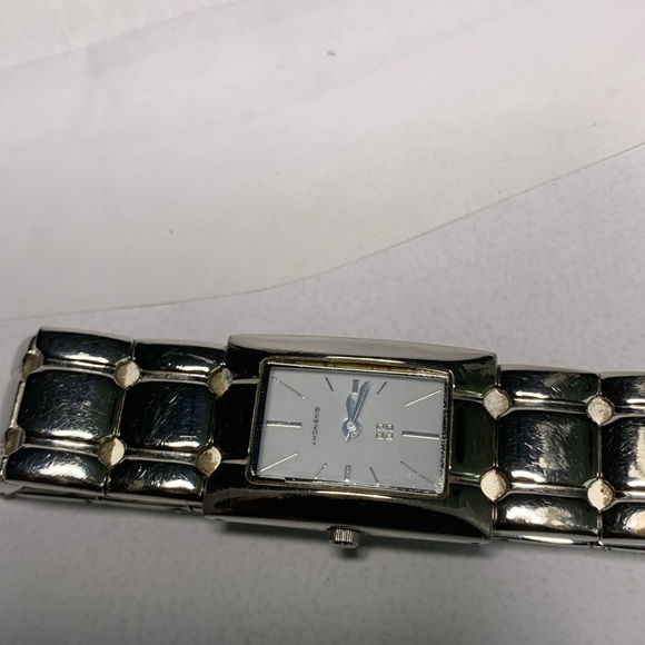 Givenchy watch silver tone and shell pearl front face. - Picture 12 of 12